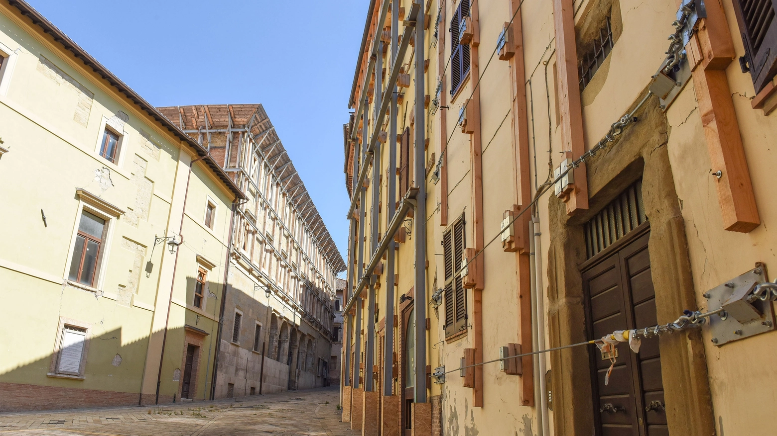 Di fronte agli edifici danneggiati saranno installati dei pannelli con immagini di prima del terremoto. Bus elettrico per i visitatori