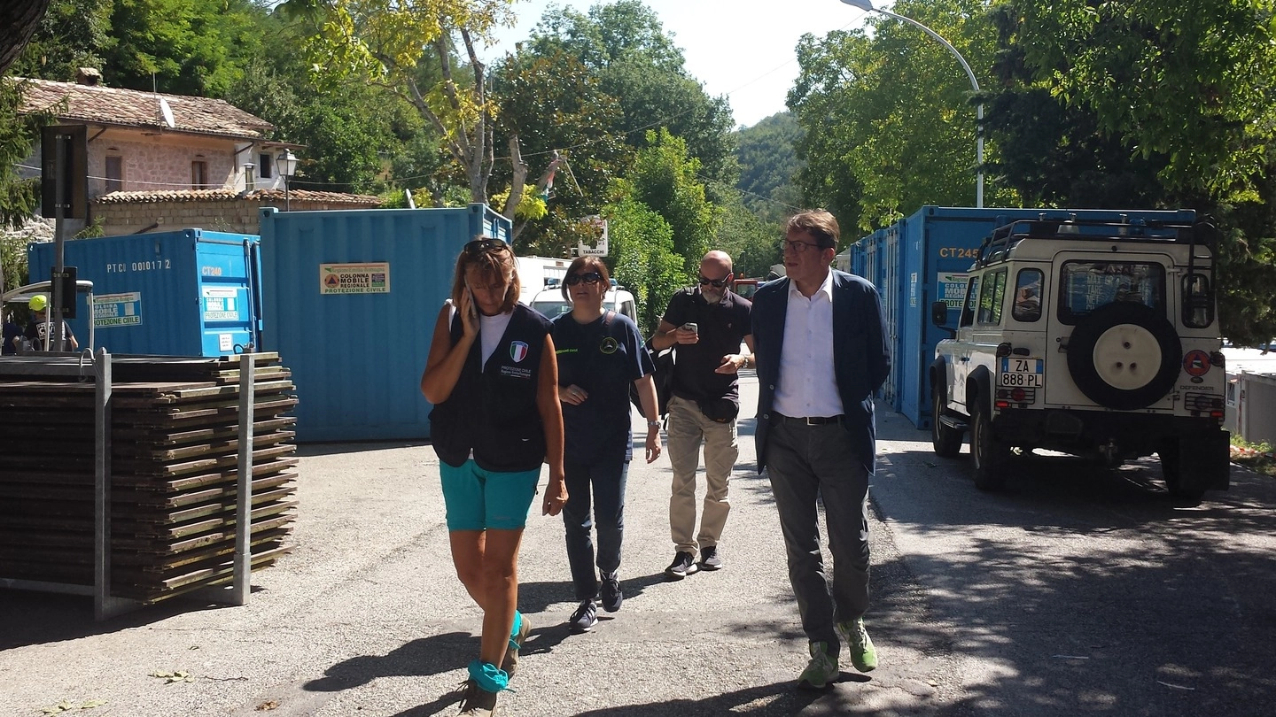 Gian Carlo Muzzarelli in visita alle zone colpite dal terremoto (foto Saracino)
