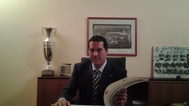 La prima foto da presidente de Bologna Joe Tacopina nel suo ufficio di Casteldebole. 