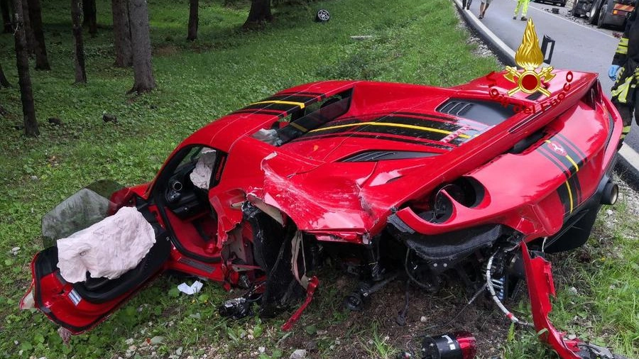 La Ferrari distrutta, dopo essere finita nel fosso a causa dello schianto