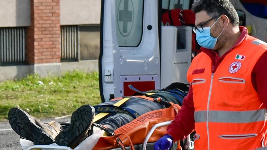 I soccorritori intervenuti durante un incidente sul lavoro nel Varesotto