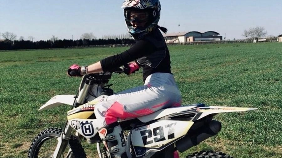 Irene Montruccoli su una moto da cross: era una delle sue grandi passioni
