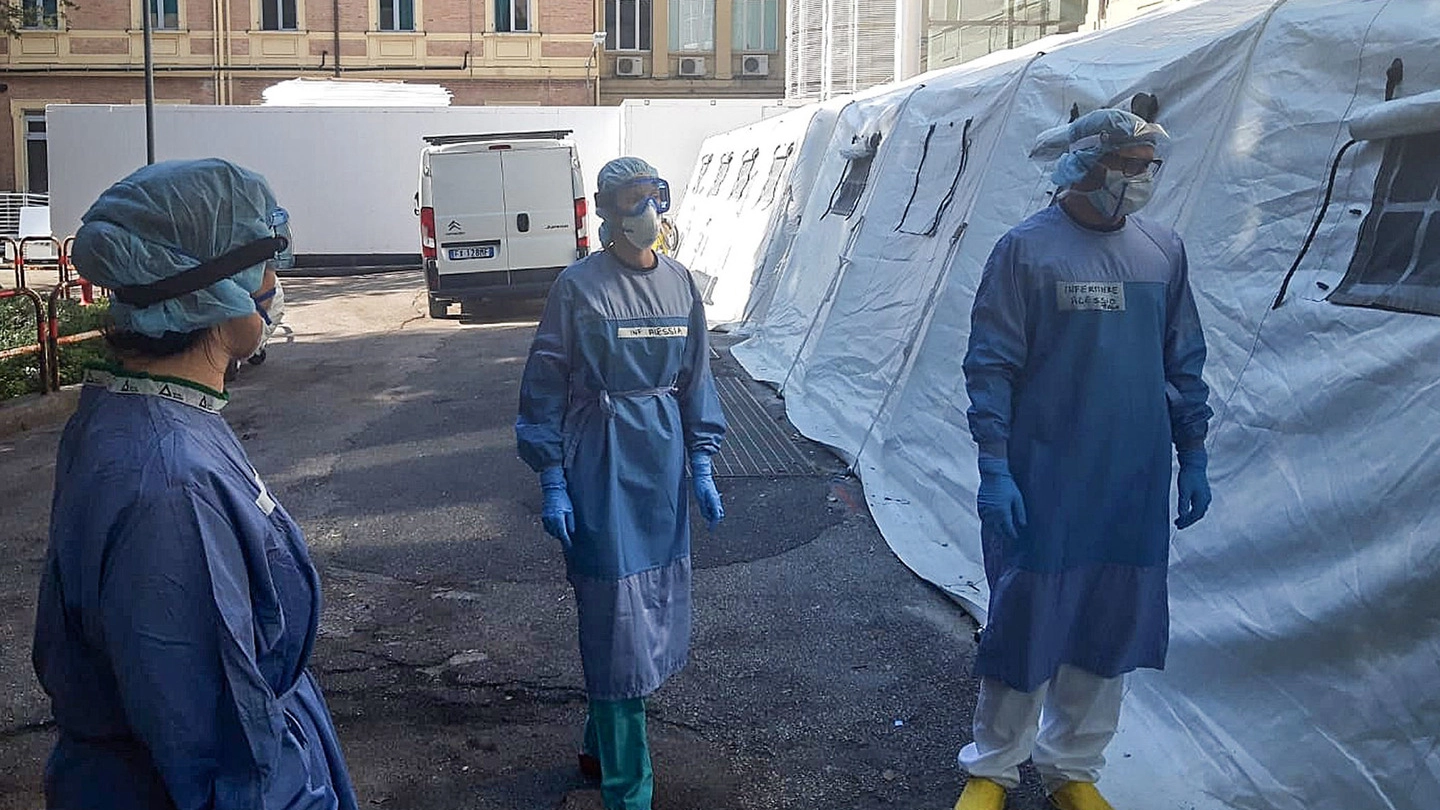 Medici e infermieri del San Salvatore in tenuta anti-covid nei giorni dell’emergenza