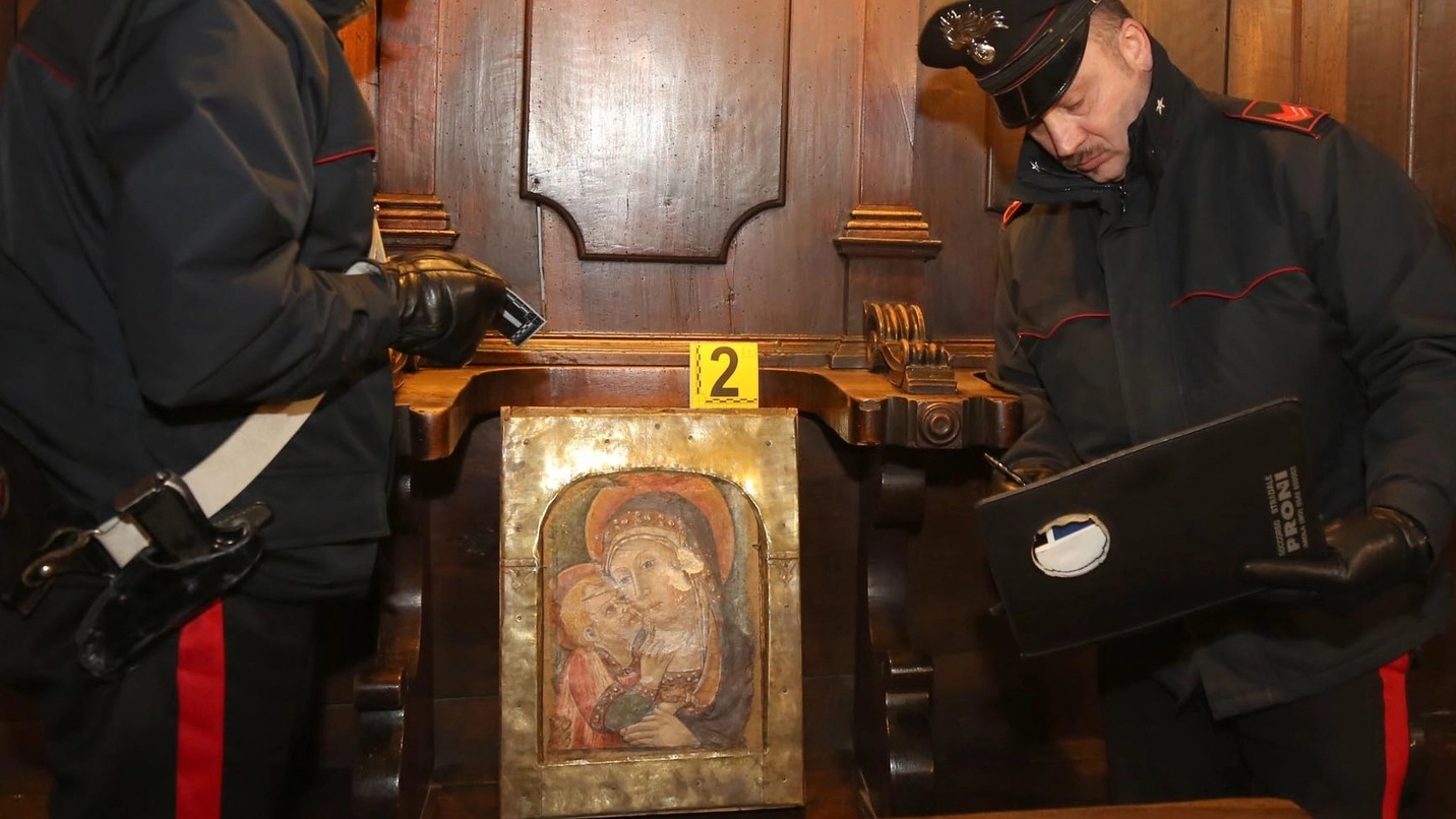I rilievi dei carabinieri sull’immagine della Madonna del Piratello