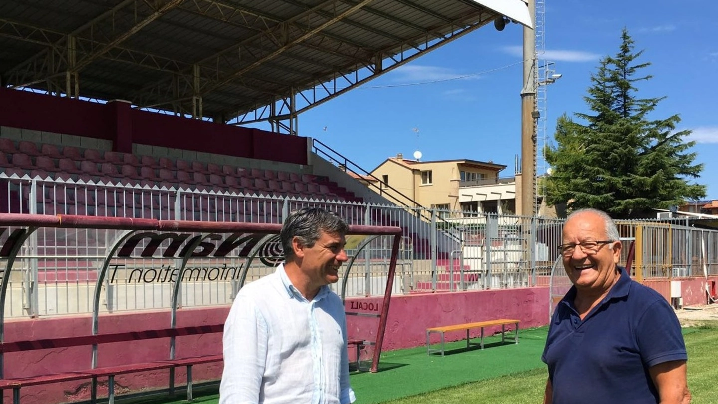 Il sindaco Massimo Seri con un collaboratore del Fano Calcio 