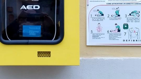 Installati i cartelli  segnaletici dei nove defibrillatori