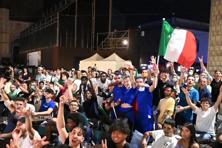 Gruppi di ragazzi a Bologna dopo la vittoria degli azzurri agli Europei
