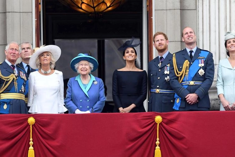 La regina Elisabetta II insieme a Meghan e Harry (Ansa)