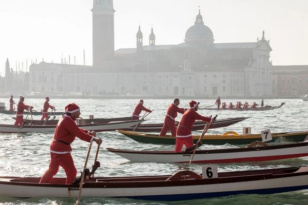 La regata dei Babbo Natale 2021 in Canal Grande a Venezia 