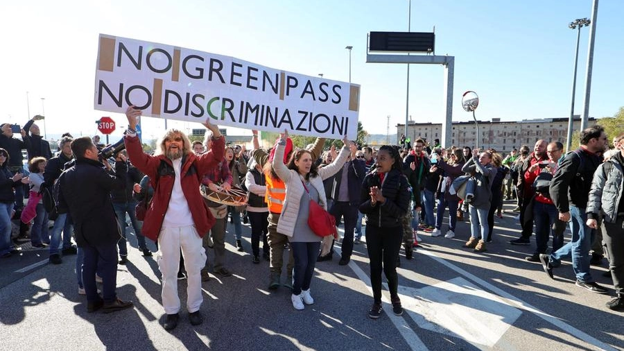 La protesta al porto di Trieste (Ansa)
