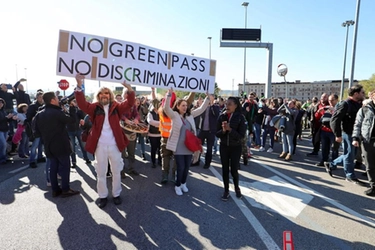 Green pass, porto di Trieste: 8mila allo sciopero. Sit-in a Roma: "Siamo in 10mila"