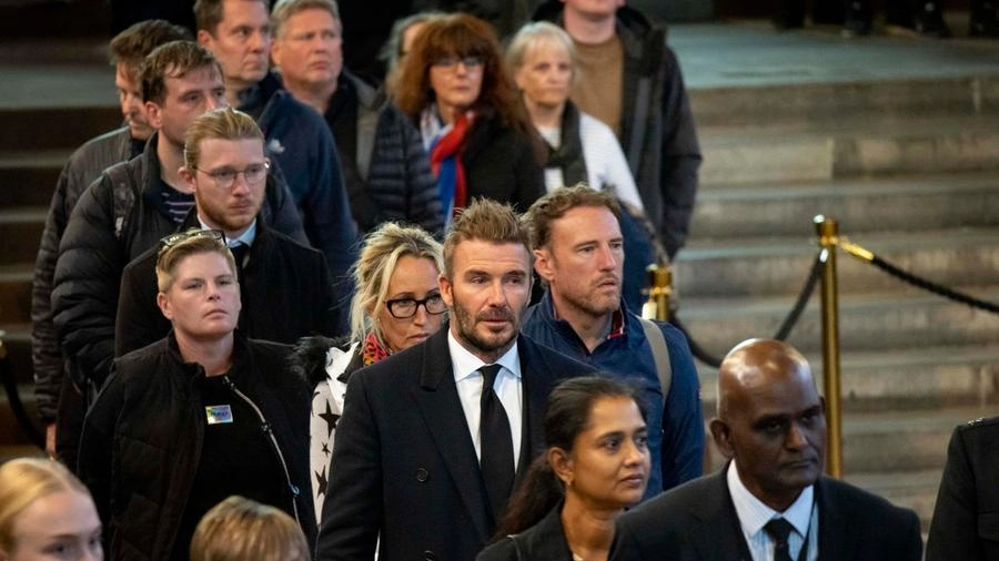 David Beckham in fila a Westminster per rendere omaggio al feretro di Elisabetta II (Ansa)