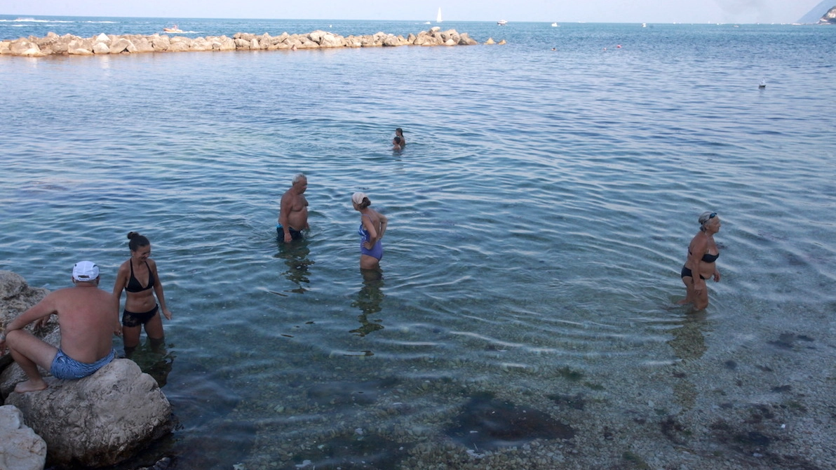 Bagnanti e turisti in acqua nonostante il pericolo