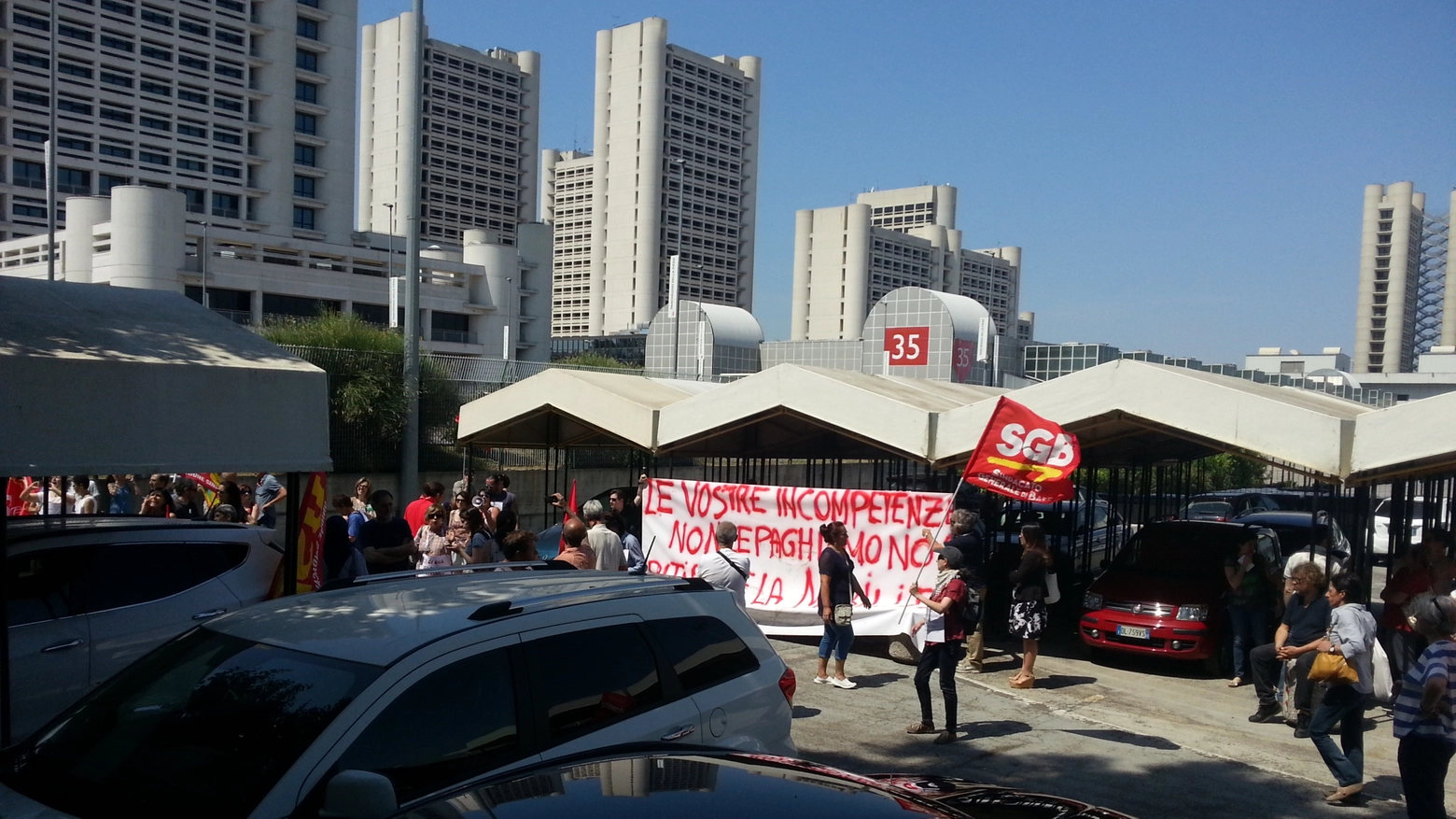 La protesta dei lavoratori in Fiera (Foto Dire)