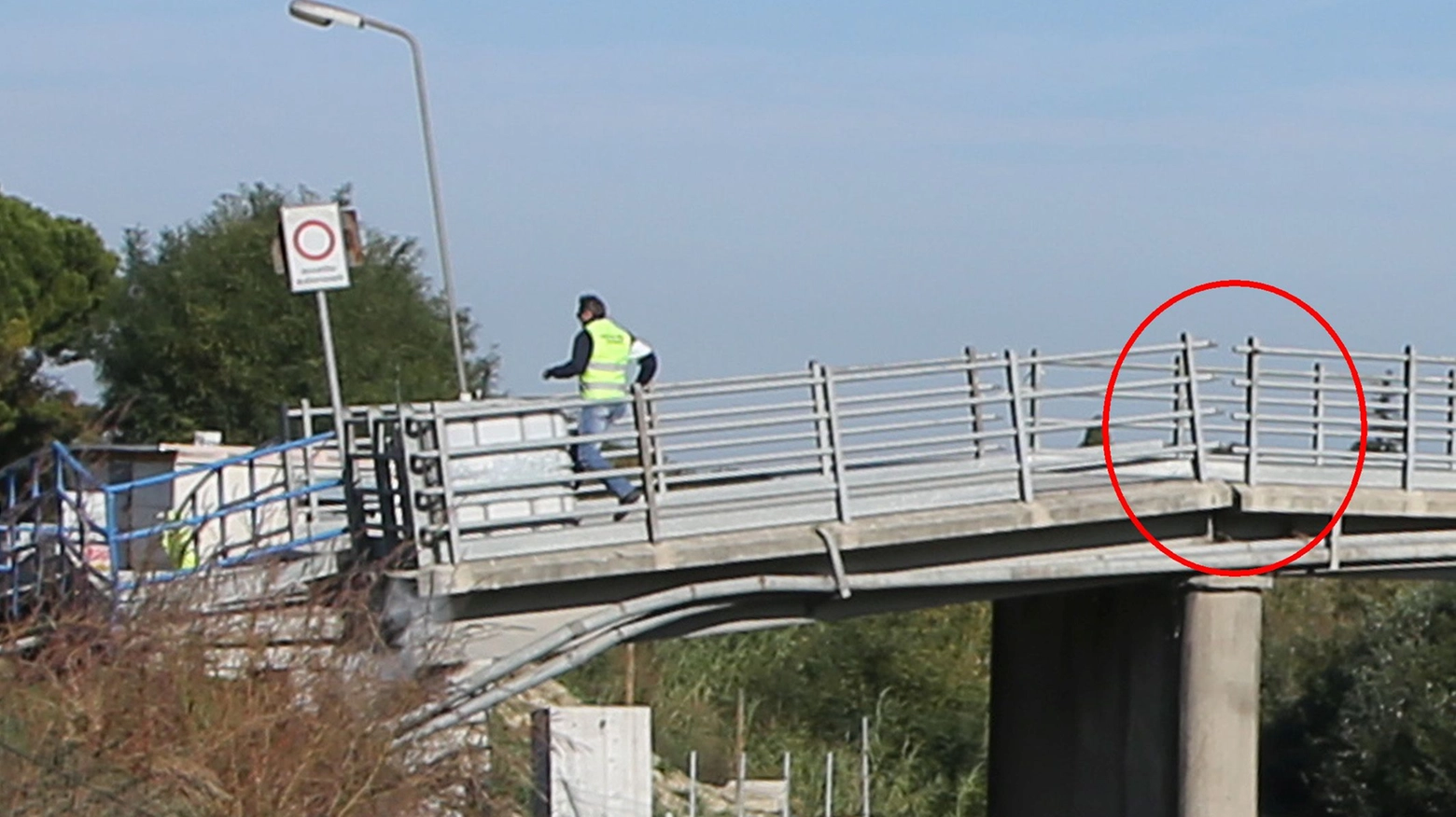 Ravegnana, il tecnico cerca di mettersi in salvo mentre il ponte si spacca (foto Zani)