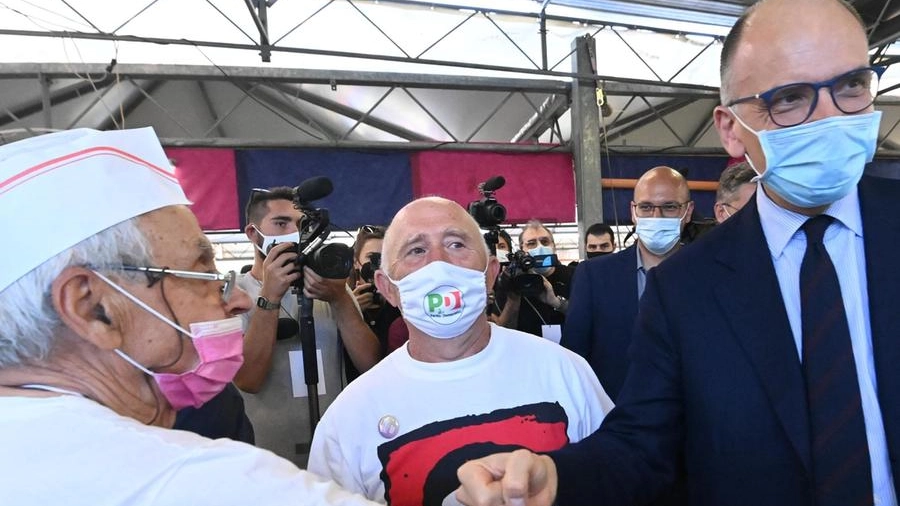 Enrico Letta con i volontari della Festa dell’Unità al parco Cevenini lo scorso luglio