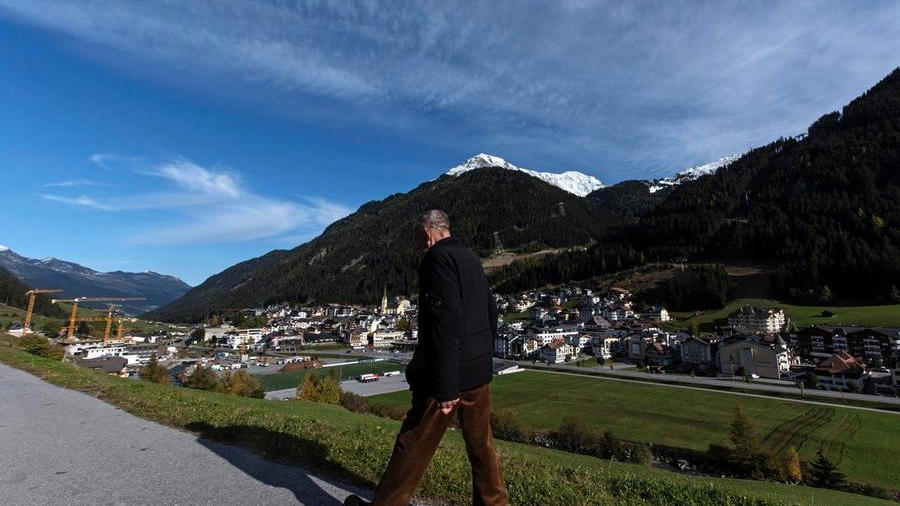 Un uomo passeggia a Ischgl, Tirolo austriaco (Ansa)