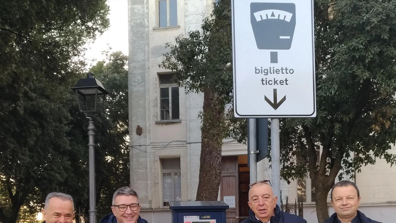 Gli amministratori di Pesaro Parcheggi e Comune mostrano il nuovo parcometro