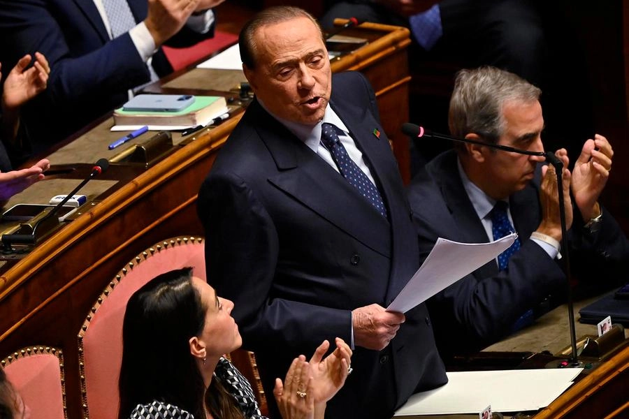 Silvio Berlusconi, 86 anni, al fianco di Licia Ronzulli, 47 anni