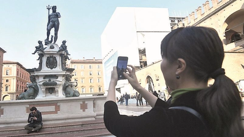 Bologna, una turista immortala uno dei monumenti simbolo: il Nettuno