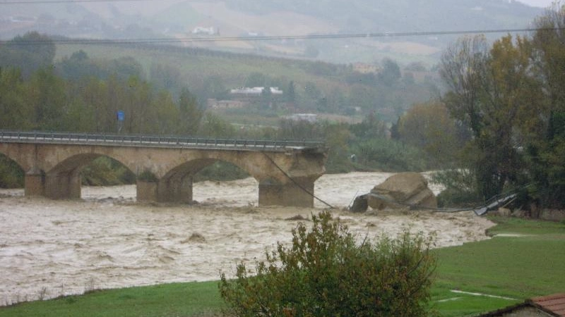Crolla un ponte (foto Pieragostini)