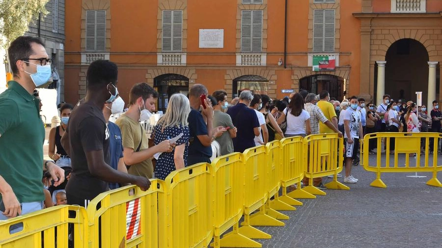 Vaccinazioni in piazza Prampolini a Reggio Emilia: centinaia in coda (foto Artioli)