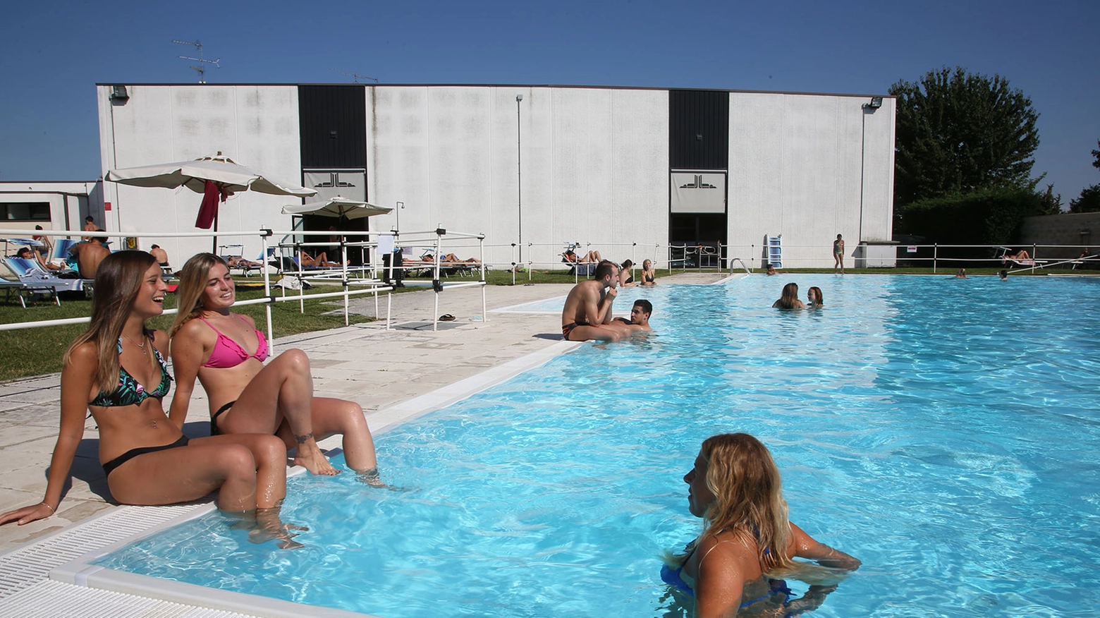 Ragazze in piscina (foto d'archivio)