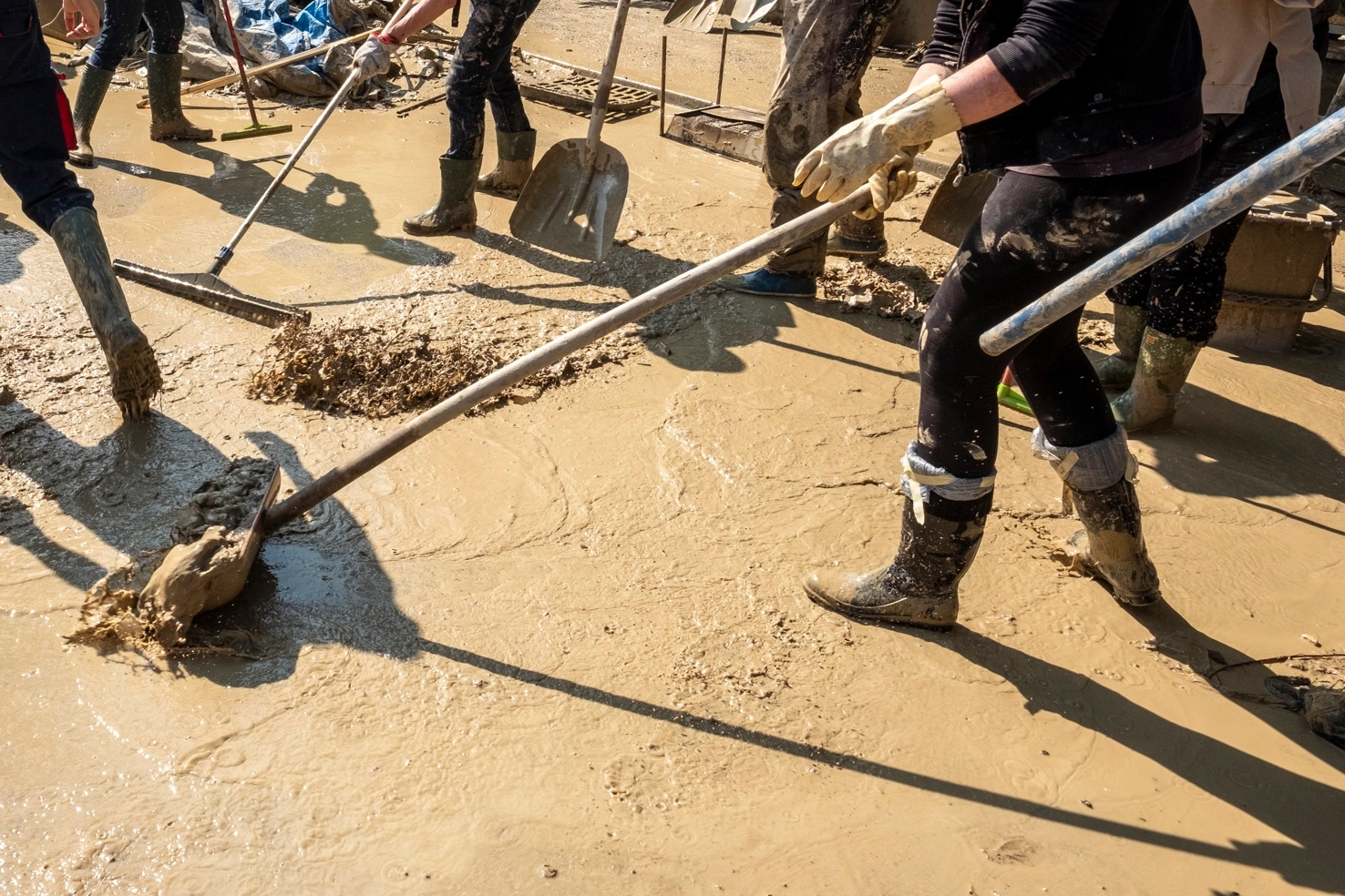Volontari del fango in azione: in mezzo si sono nascosti gli sciacalli