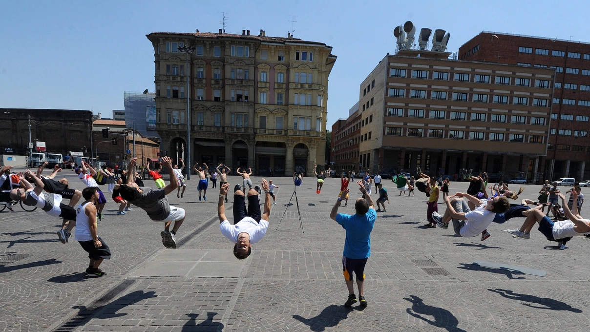 Bologna, i ragazzi di ‘Just flip the world’ hanno battuto il record mondiale di salto mortale di gruppo all’aperto (Schicchi)