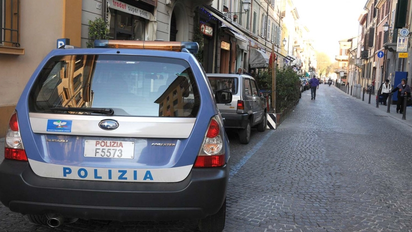 Un’auto parcheggiata all’imbocco di via Giorgio Regnoli (foto Riccardo Fantini)