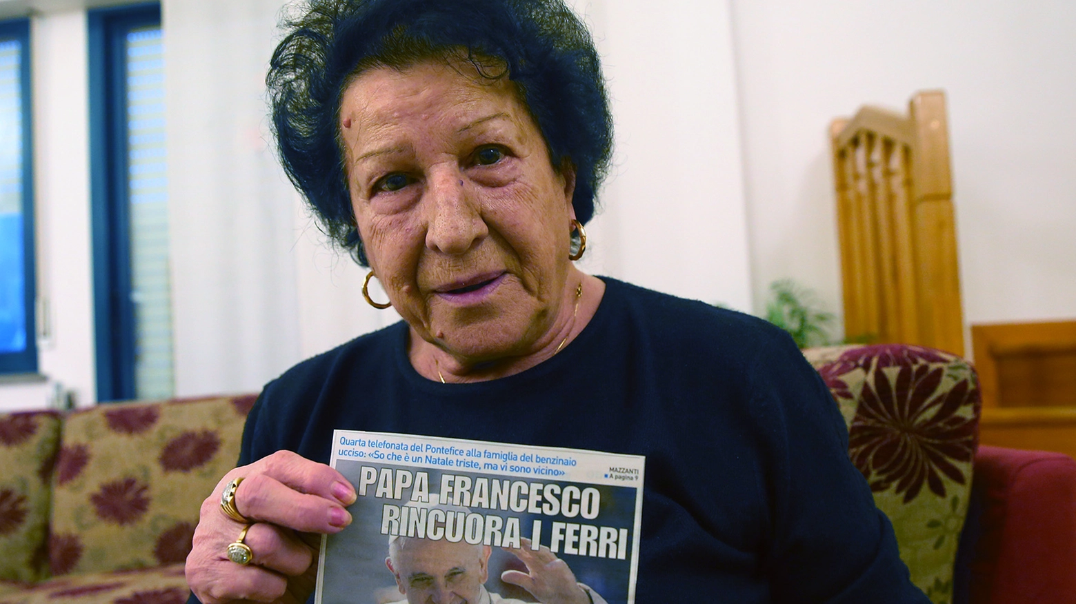 Pesaro, mamma Rosalba stringe la foto di Andrea Ferri (Fotoprint)