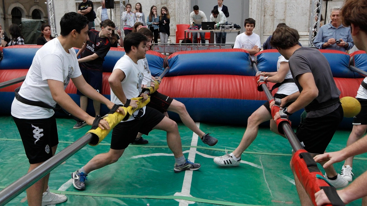 Un torneo di calciobalilla ’umano’ (Foto Lazzeroni)