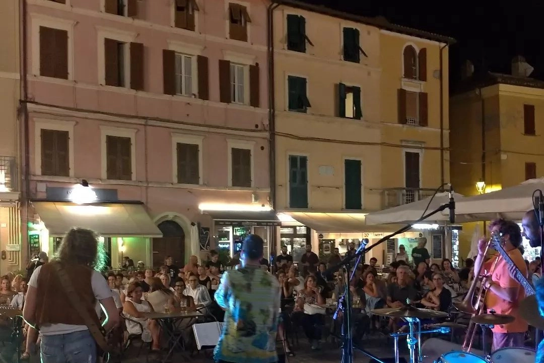 Una serata musicale in centro storico a Fano (foto d’archivio) I residenti spesso lamentano di essere costretti a notti insonni