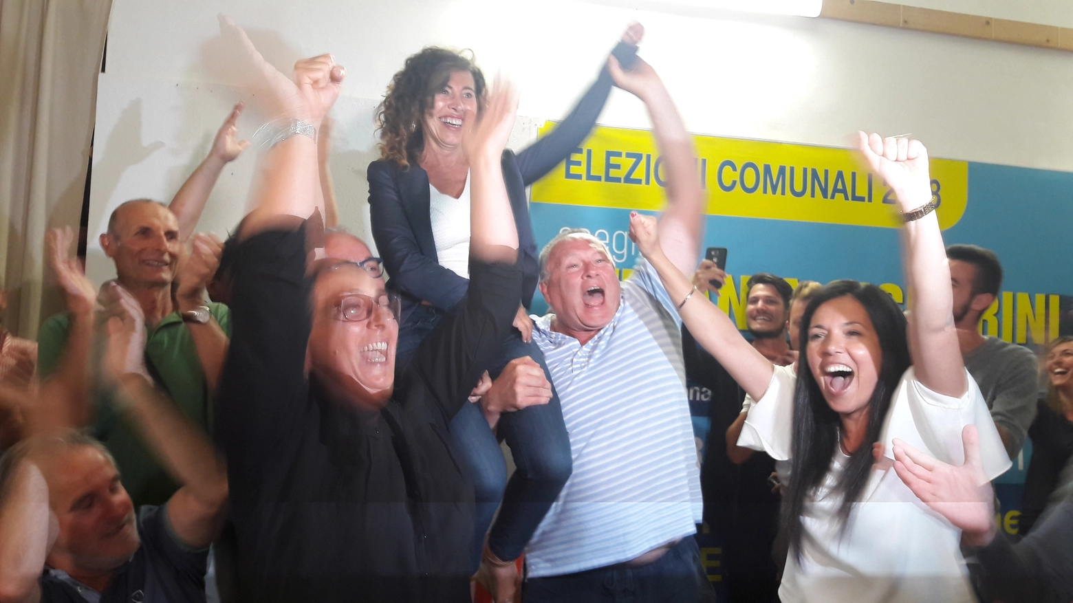 Il nuovo sindaco Stefania Signorini esulta con i suoi dopo la vittoria