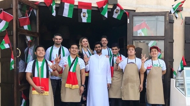 L’intero gruppo di lavoro del caffè Mazmi: una perfetta sintesi tra lo stile italiano e quello degli Emirati Arabi