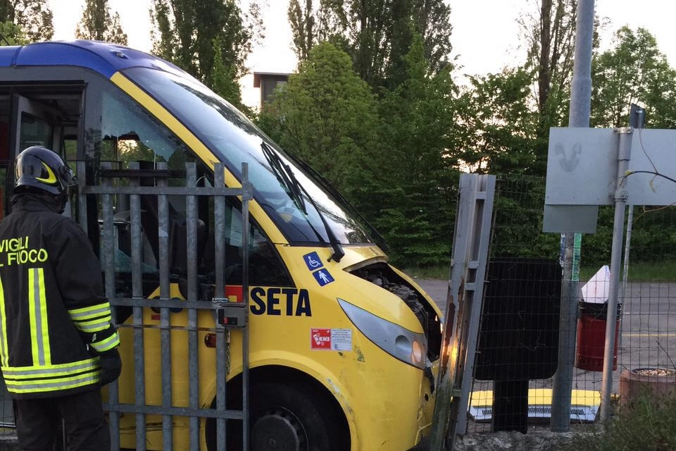 Carpi, uno degli autobus rubati contro il cancello dell'istituto superiore 'Meucci'
