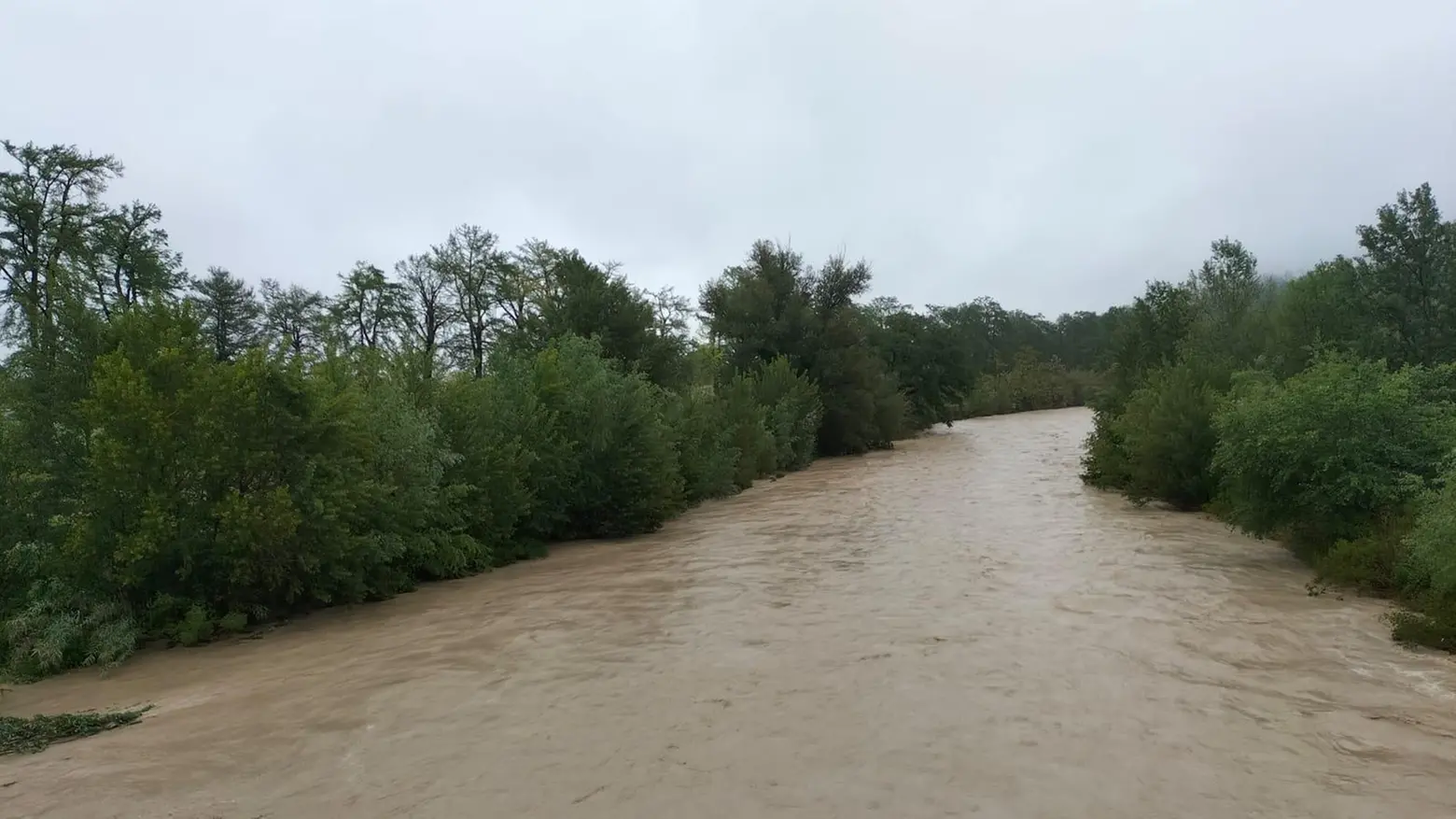 Fiumi di fango e frane  Evacuate cinque famiglie  Ete e Tenna a rischio  Chiuse le scuole superiori