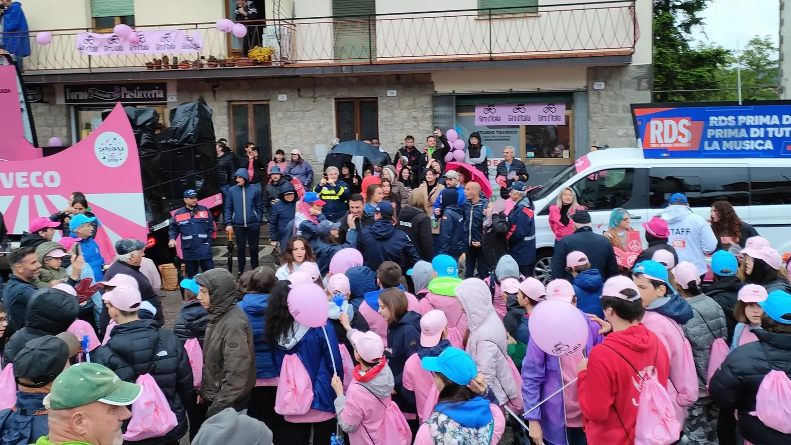 Che festa  per i bimbi il passaggio del Giro d’Italia