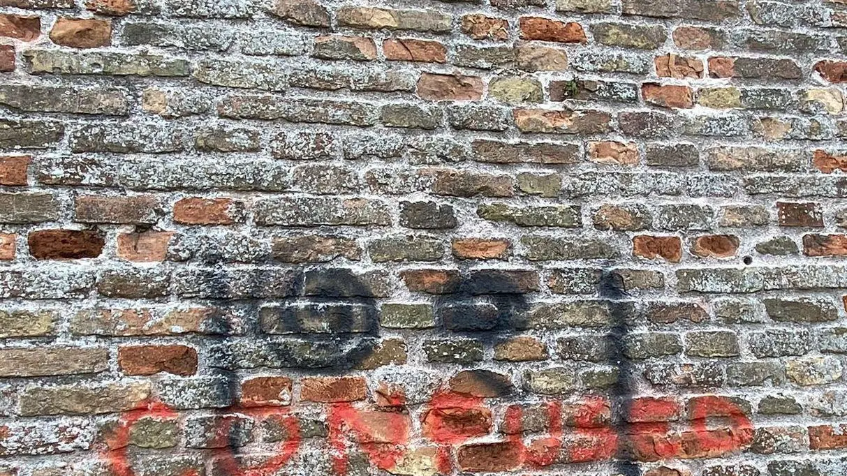 Ancora graffiti:  vandali al lavoro  senza sosta