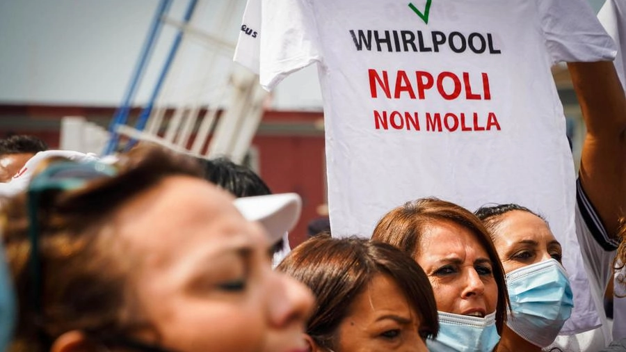 Operai della Whirlpool  protestano contro i licenziamenti