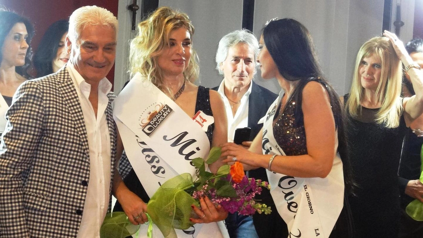 Al centro la bionda ferrarese Alessandra Benini, eletta Miss Over 50