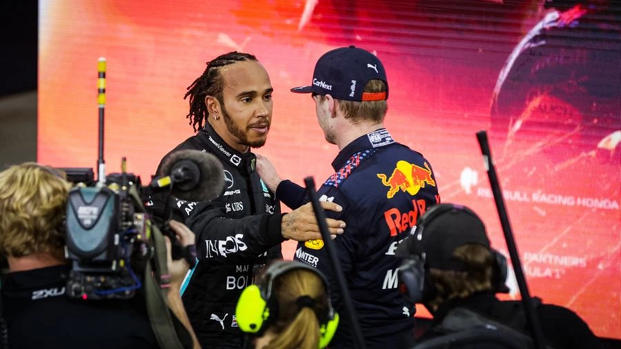 Hamilton si congratula con Verstappen dopo l'arrivo (Ansa)