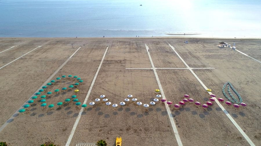 La scritta di benvenuto sulla spiaggia di Rimini