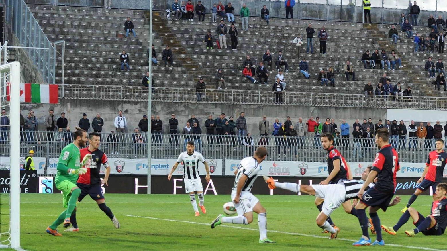 Ascoli-Gubbio: il gol di Altinier (Foto Labolognese)