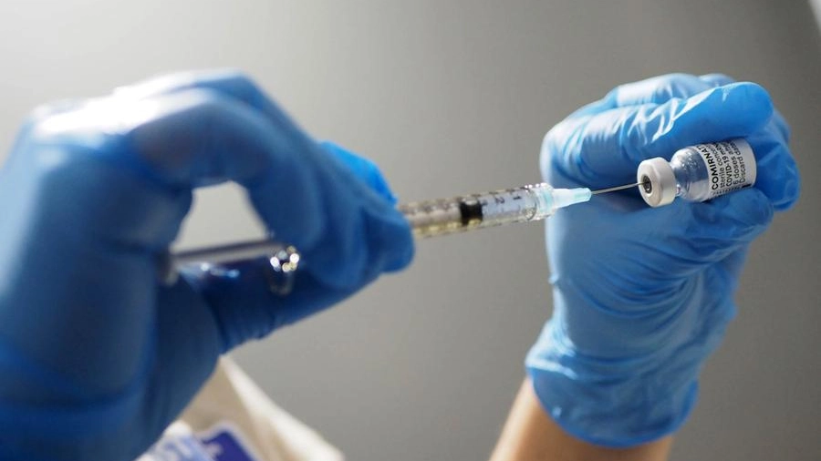 Vaccino Covid: medico indagato perché inoculava soluzione fisiologica