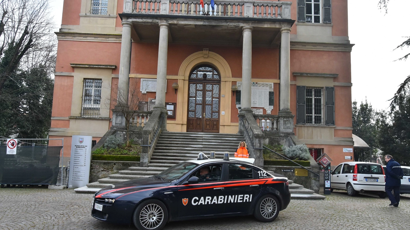 I carabinieri davanti al municipio di Bibbiano (foto Artioli)