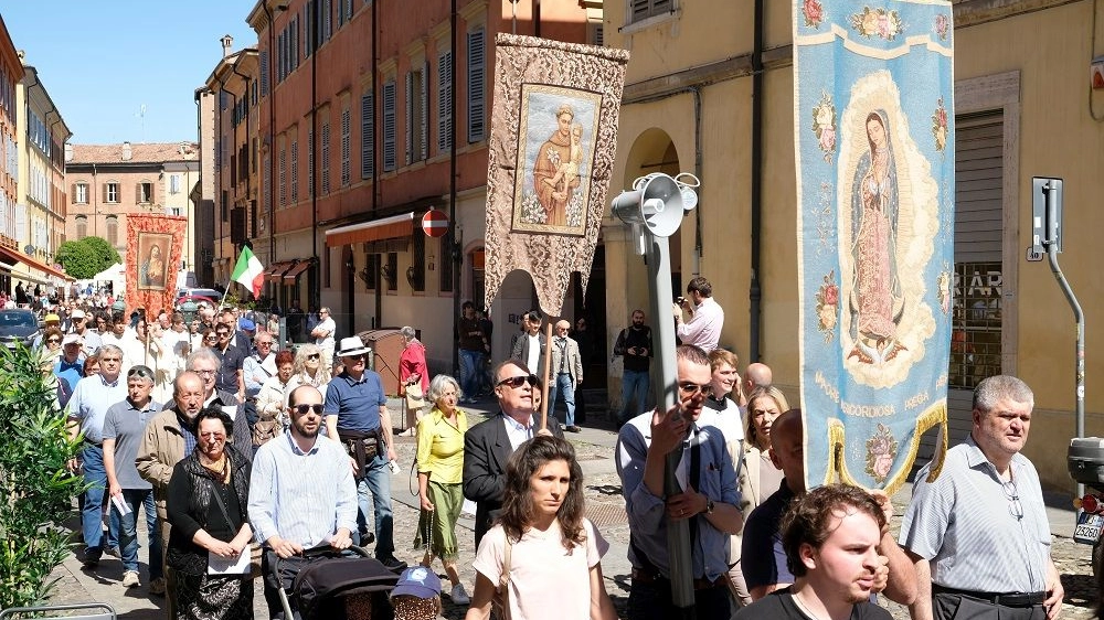 La sfilata guida da don Giorgio Bellei per il centro della città (foto Fiocchi)