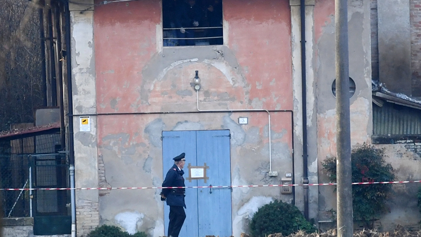 I carabinieri davanti a Villa Gessa, a Bazzano