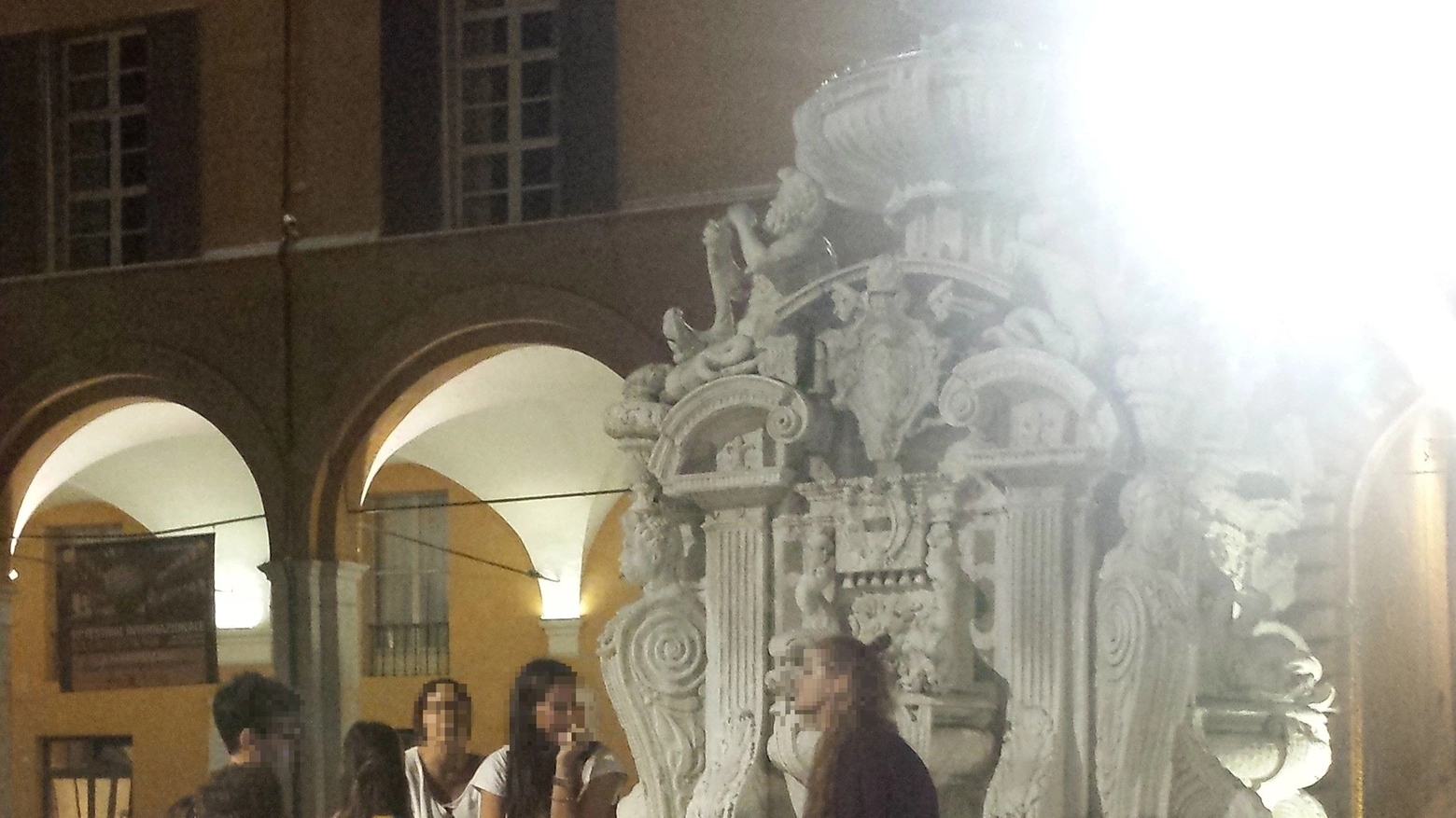 Ragazzi seduti sulla Fontana Masini