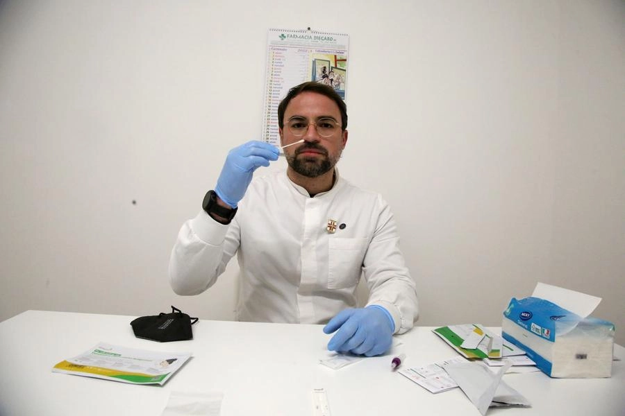 Tampone fai da te: il farmacista Fabio Scarlato mostra come si fa l'autotest